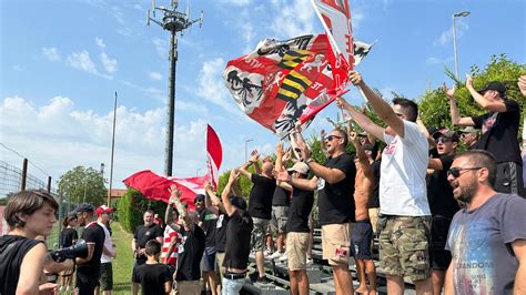 Gli Ultras A Mantovanello Tifo Applausi Ai Primi Gol E Incontro Con