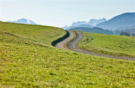 Wiese Und Berge Im Blauen Land Im Bild Kaufen Lookphotos