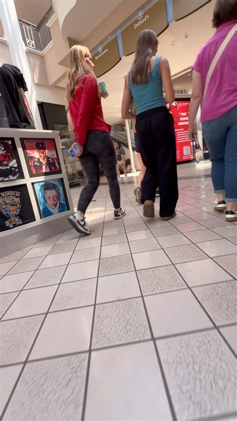 BLONDE PYT CATCHES ME RECORDING HER JIGGLY BOOTY Spandex Leggings Yoga Pants Forum