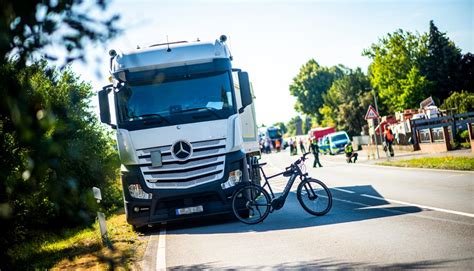 Tragisches Unglück auf der B475 Lkw erfasst Radfahrer