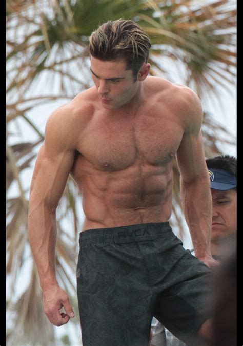 Photo Zac Efron Très Musclé Sur Le Tournage De Baywatch à Miami Beach Le 5 Mars 2016