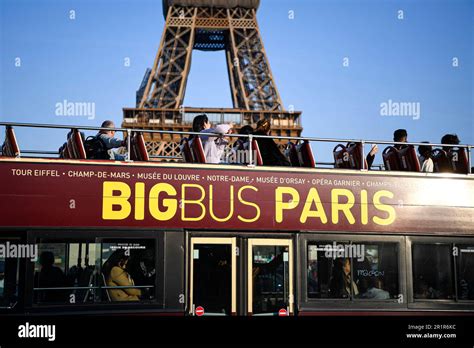 L Immagine Mostra Un Pullman Turistico Con La Torre Eiffel Sullo