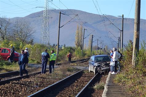 Autoturism Lovit De Tren Pentru C Oferul Nu A Respectat Indicatorul