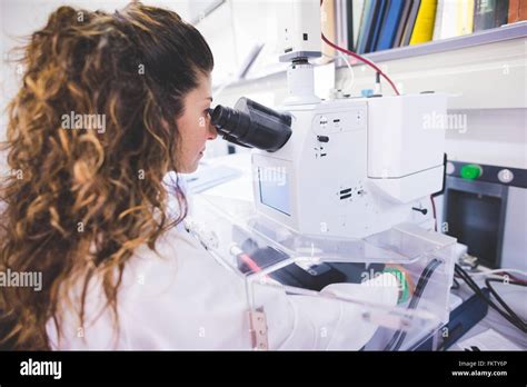 Investigadora Con Espectrofot Metro Ftir Mirando Una Fina Pel Cula