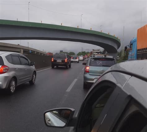 Motorista enfrenta trânsito lento e congestionado nesta sexta feira