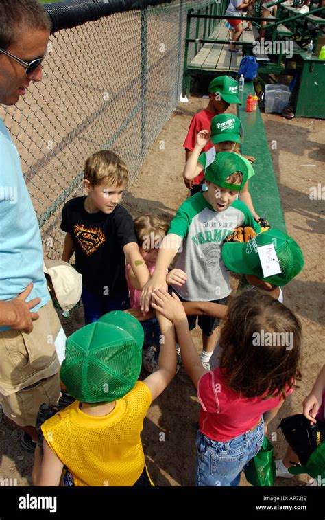 Children playing baseball hi-res stock photography and images - Alamy