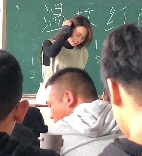 女老師意外走紅，撩發瞬間迷人卻被黑板字搶眼，網友：想當她學生 每日頭條