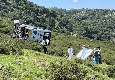 Grave Accidente Tras Despeñarse Un Autobús Con 49 Personas En La