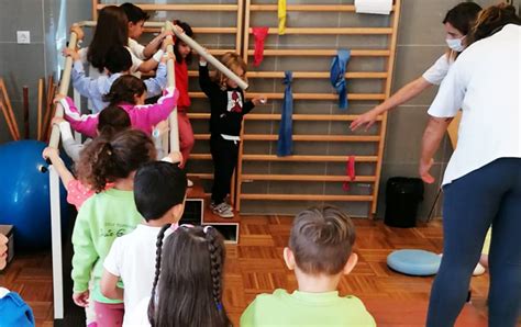 Un grupo de alumnos do CEIP Julio Gurriarán coñece de preto o labor dos