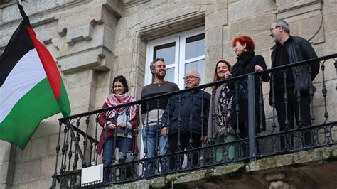 Arroxo coloca la bandera de Palestina en el balcón del consistorio