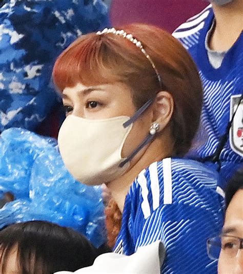 【w杯】長友佑都の妻・平愛梨が赤髪にカチューシャで応援 柴崎岳の妻・真野恵里菜も駆けつけた カタール2022 日刊スポーツ