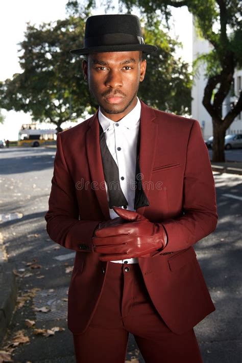 Modelo De Moda Masculino Afroamericano Fresco Que Presenta En La Calle