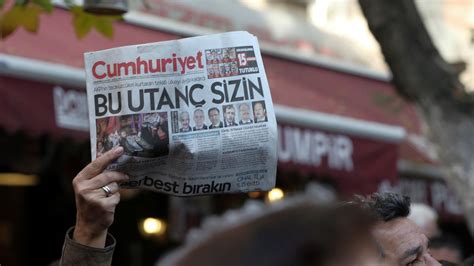 Cumhuriyet Journalisten sollen in der Türkei lange Haftstrafen