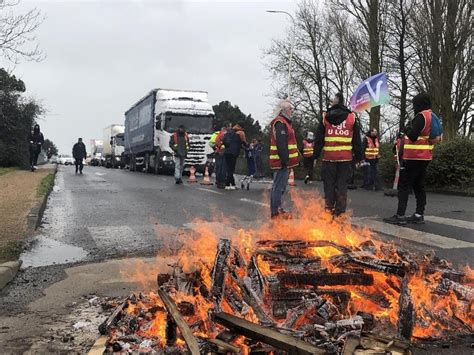 Réforme des retraites Blocage du rond point de lEurope à Plérin