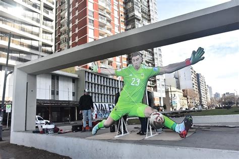 Un “dibu” Renovado Colocaron La Nueva Gigantografía Del Arquero