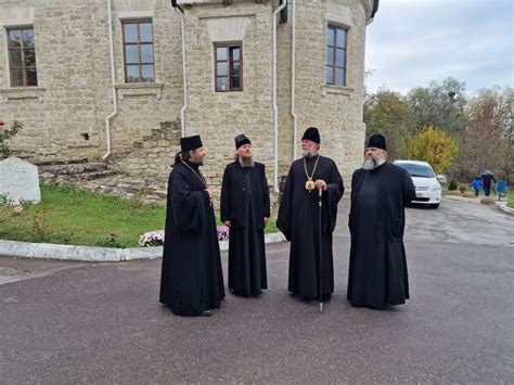 ÎPS Mitropolit Vladimir însoțit de episcopii vicari PS Ioan și PS