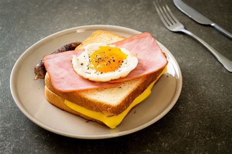 Pan Casero Con Queso Tostado Jam N Y Huevo Frito Con Salchicha De