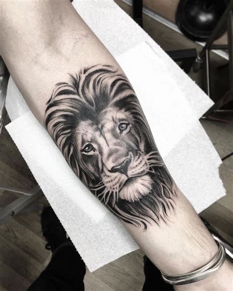 männer tattoos realistische 3d tätowierung mit löwen motiv löwenkopf