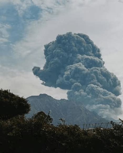 日本櫻島火山今年第四次大規模噴發煙柱高達1500米 Wongcw 網誌