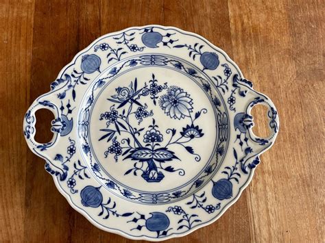 A Gorgeous Meissen Zwiebelmuster Blue Onion Dish Round Handled Cake