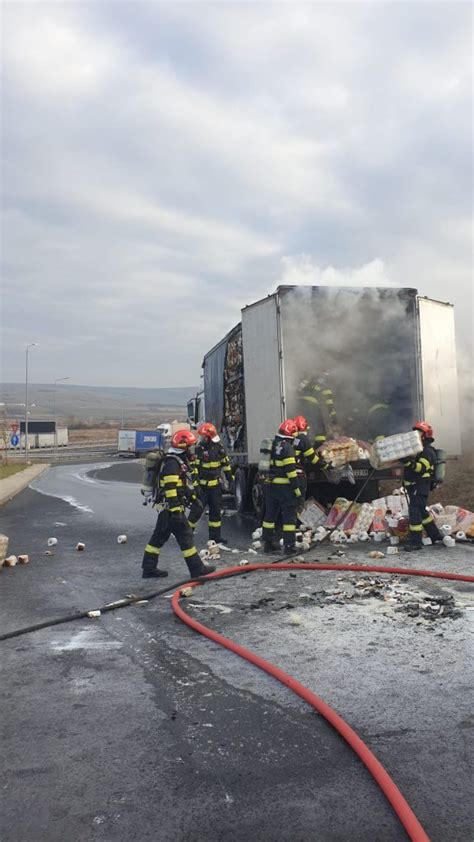 FOTO Un camion plin cu hârtie igienică a luat foc pe autostrada A1 în