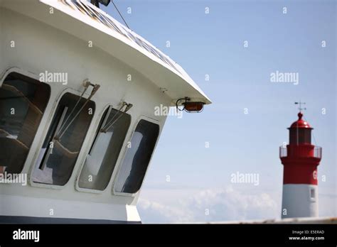 Cabine de chalutier und phare rouge au fond fotografías e imágenes de