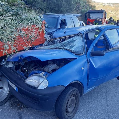 Incidente A Lipari Con L Auto Si Schianta Contro Un Camion Ferita