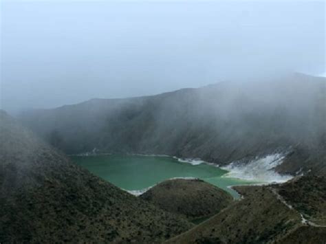 Laguna Verde Ubicada En Medio Del Cr Ter Del Volc N Azufral Que Queda