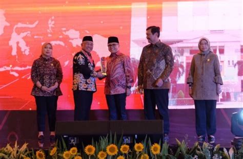 Mohammad Idris Menerima Anugerah Digital Government Award SPBE Summit