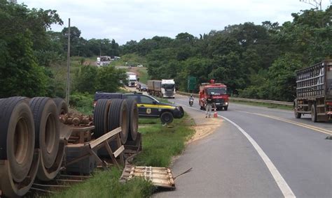 Jaru Semirreboque De Carreta Carregado Tomba E Despeja Gr Os Na Pista