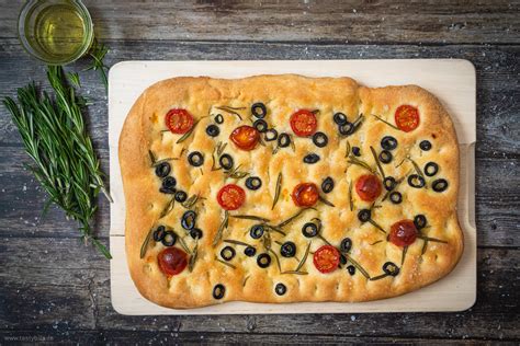 Focaccia Selber Backen Mit Tomaten Oliven Rosmarin Tastybits De