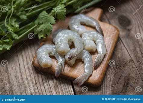 Crevette Crue Sur Le Fond En Bois De Planches à Découper Pour Cuisiner