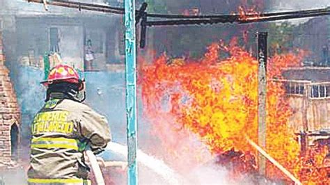 Provoca incendio en su casa por quemar tablas en la colonia Américo