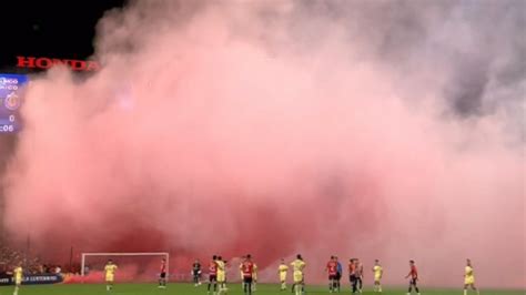 Le ponen color Aficionados de Chivas y América prenden bengalas en el