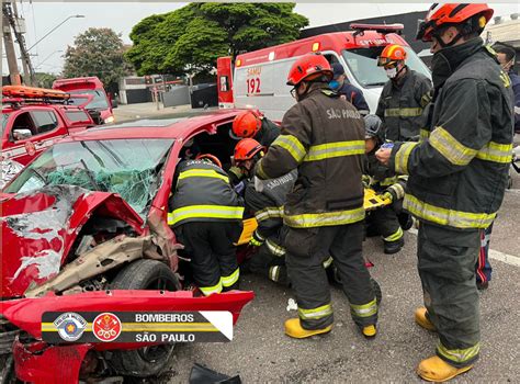 Homem Fica Preso Nas Ferragens Ap S Acidente No Trecho Urbano Da