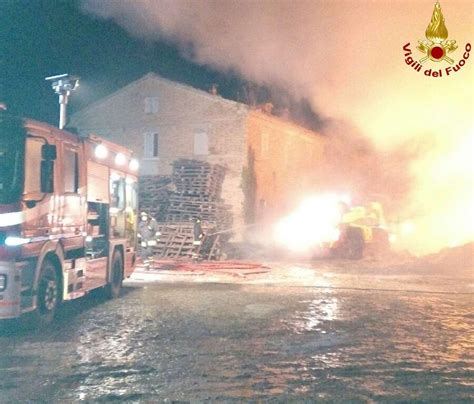 Incendio In Un Capannone A Moie Di Maiolati Spontini