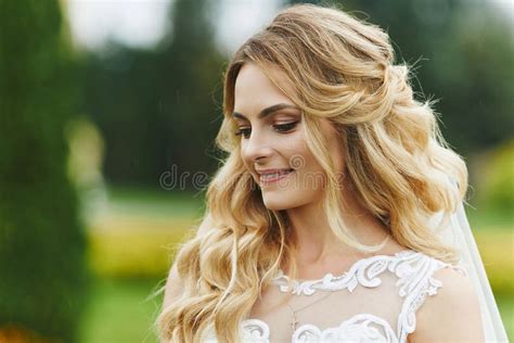 Belle Jeune Mariée Blonde Avec Une Coiffure De Mariage élégante Dans Une Robe Blanche Et à La