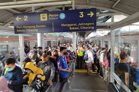 Foto Padat Penumpang Krl Di Stasiun Tanah Abang Warga Ramai Tetapi