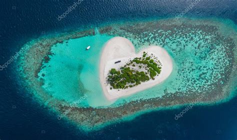 Drone Vista aérea de la hermosa isla en forma de corazón tropical entre