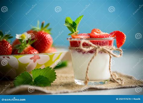 Yogur Dulce Casero Con Mermelada De Fresa Y Fresas Frescas En Una Taza