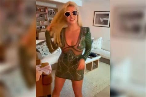 Britney Spears s affiche accompagnée dans une vidéo très hot