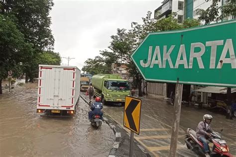 Jalur Pantura Kendal Macet Akibat Banjir Arus Lalu Lintas Dialihkan