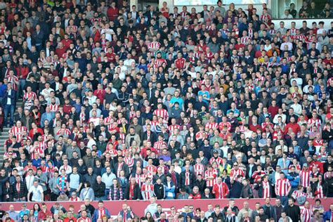 44 stunning photos of Sunderland fans during games against Newcastle United over the years - gallery