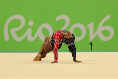 O Campeão Olímpico Simone Biles Dos EUA Compete No Exercício De