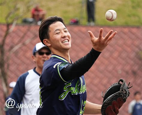 スポニチ写真映像部📷 On Twitter 〈 ヤクルト 浦添キャンプ〉特守の罰ゲームで 古田敦也 臨時コーチと走りながらボールを