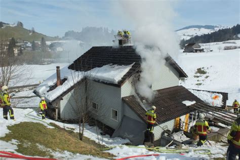 St Peterzell Familie Mit Kindern Rettet Sich Vor Brandausbruch