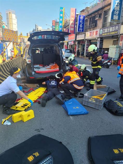 不明原因暴衝！休旅車連環撞 騎士捲進車底不治 引新聞