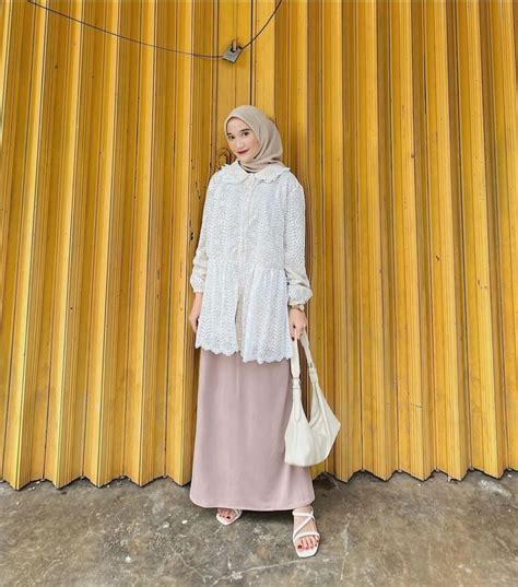 Ide Ootd Hijab Nuansa Putih Ala Cut Indah Sundari Feminim