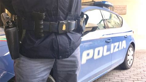 Aggredisce La Madre Con Schiaffi E Pugni E Minaccia I Poliziotti