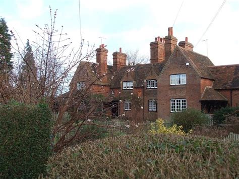 Houses In Mentmore Village Rob Farrow Cc By Sa 2 0 Geograph